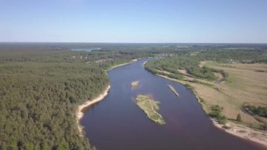 Gauja Nehri Letonya drenaj içine Baltık Denizi havadan dron üstten görünüm 4k Uhd video
