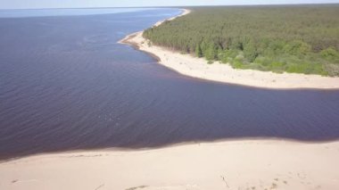 Gauja Nehri Letonya drenaj içine Baltık Denizi havadan dron üstten görünüm 4k Uhd video