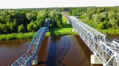 Gauja Nehri Demiryolu Köprüsü Letonya hava dron üstten görünüm 4k Uhd video 