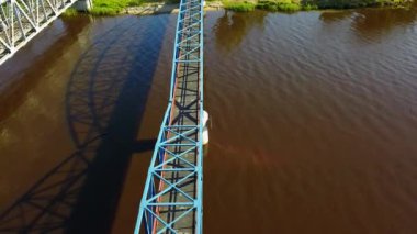 Gauja Nehri Demiryolu Köprüsü Letonya hava dron üstten görünüm 4k Uhd video 