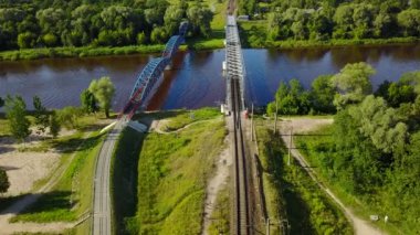 Gauja Nehri Demiryolu Köprüsü Letonya hava dron üstten görünüm 4k Uhd video 
