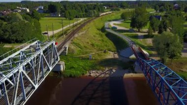 Gauja Nehri Demiryolu Köprüsü Letonya hava dron üstten görünüm 4k Uhd video 