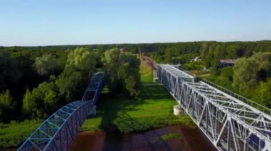 Gauja Nehri Demiryolu Köprüsü Letonya hava dron üstten görünüm 4k Uhd video 