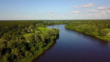 Gauja Nehri Demiryolu Köprüsü Letonya hava dron üstten görünüm 4k Uhd video 