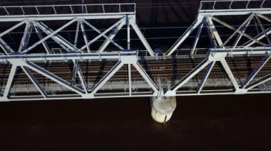 Gauja Nehri Demiryolu Köprüsü Letonya hava dron üstten görünüm 4k Uhd video 