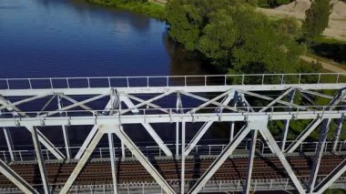 Gauja Nehri Demiryolu Köprüsü Letonya hava dron üstten görünüm 4k Uhd video 