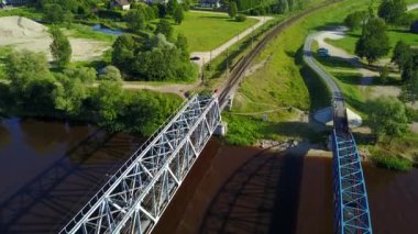 Gauja Nehri Demiryolu Köprüsü Letonya hava dron üstten görünüm 4k Uhd video 