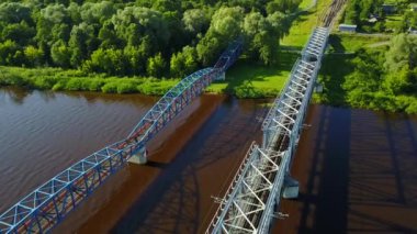 Gauja Nehri Demiryolu Köprüsü Letonya hava dron üstten görünüm 4k Uhd video 