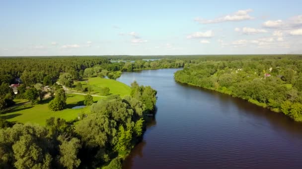 Gauja pont ferroviaire de la rivière Lettonie drone aérien vue du dessus 4K UHD vidéo  