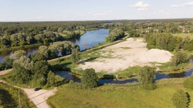 Gauja Nehri Demiryolu Köprüsü Letonya hava dron üstten görünüm