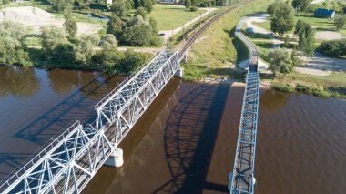 Gauja Nehri Demiryolu Köprüsü Letonya hava dron üstten görünüm