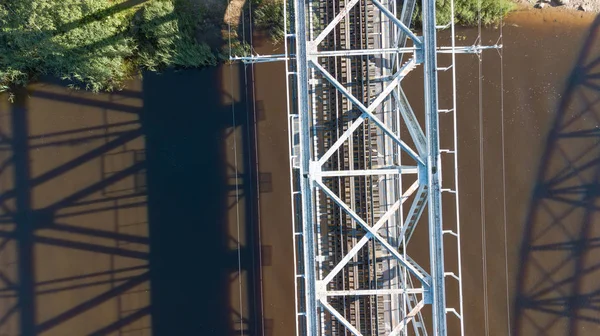 Gauja Nehri Demiryolu Köprüsü Letonya hava dron üstten görünüm