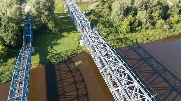 Gauja Nehri Demiryolu Köprüsü Letonya hava dron üstten görünüm