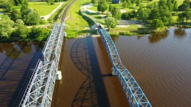 Gauja Nehri Demiryolu Köprüsü Letonya hava dron üstten görünüm 4k Uhd video 