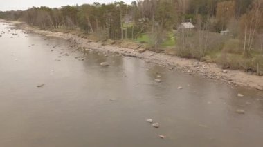 Roja Letonya Baltık Denizi deniz hava dron üstten görünüm 4k Uhd video