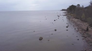 Roja Letonya Baltık Denizi deniz hava dron üstten görünüm 4k Uhd video