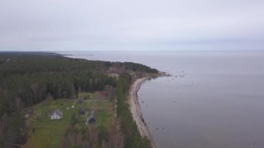 Roja Letonya Baltık Denizi deniz hava dron üstten görünüm 4k Uhd video