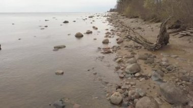 Roja Letonya Baltık Denizi deniz hava dron üstten görünüm 4k Uhd video