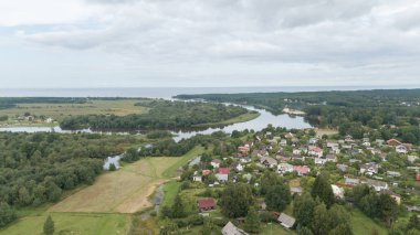 Gauja nehri Letonya Baltık Denizi 'ne dökülüyor.