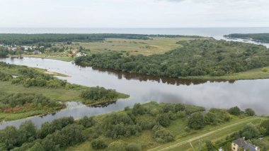 Gauja nehri Letonya Baltık Denizi 'ne dökülüyor.