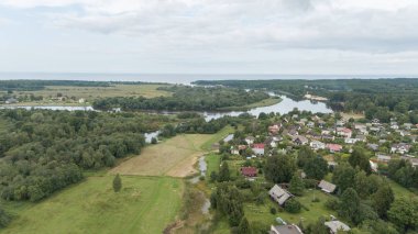 Gauja nehri Letonya Baltık Denizi 'ne dökülüyor.