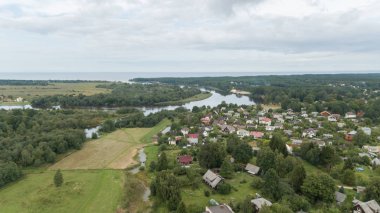 Gauja nehri Letonya Baltık Denizi 'ne dökülüyor.
