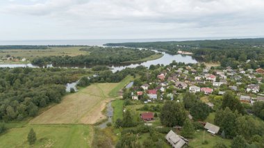 Gauja nehri Letonya Baltık Denizi 'ne dökülüyor.
