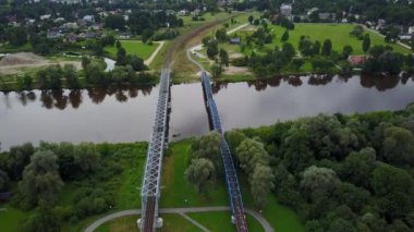Gauja Nehri Demiryolu Köprüsü Letonya hava dron üstten görünüm 4k Uhd video 