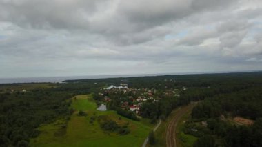 Gauja Nehri çayır alan evler köy Letonya hava dron üstten görünüm görüş 4k Uhd video 