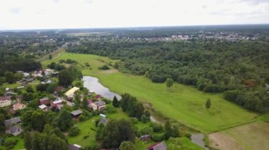 Gauja Nehri çayır alan evler köy Letonya hava dron üstten görünüm görüş 4k Uhd video 