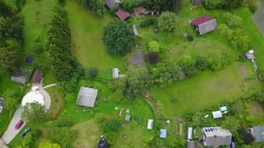Gauja Nehri çayır alan evler köy Letonya hava dron üstten görünüm görüş 4k Uhd video 