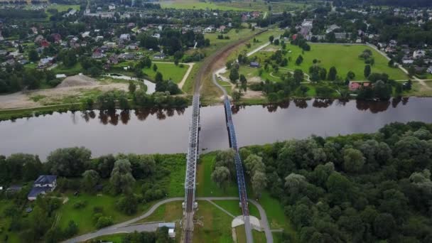 Gauja Fluss Eisenbahnbrücke Lettland Antenne Drohne Draufsicht Uhd Video — Stockvideo