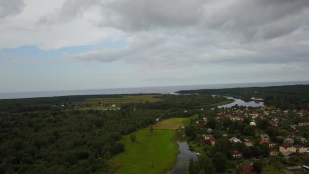 Gauja rivière Lettonie drone dans la mer Baltique vue aérienne 4K UHD vidéo 