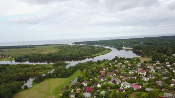 Gauja rivière Lettonie drone dans la mer Baltique vue aérienne 4K UHD vidéo 