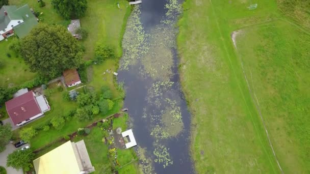 Gauja Rivier Weide Veld Huizen Dorp Letland Luchtfoto Drone Bovenaanzicht — Stockvideo