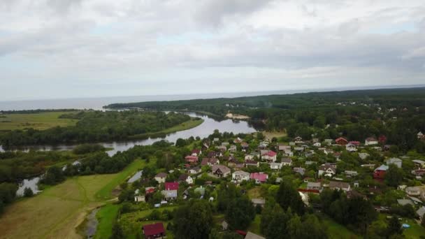 Gauja rivière Lettonie drone dans la mer Baltique vue aérienne 4K UHD vidéo 