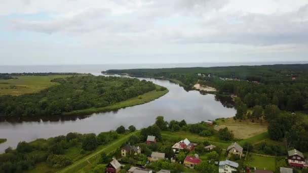 Gauja rivière Lettonie drone dans la mer Baltique vue aérienne 4K UHD vidéo 