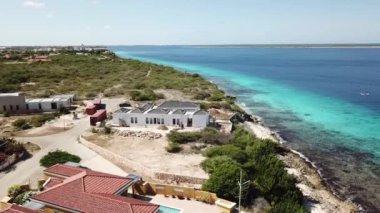 Villa plaj sahil Bonaire Adası Karayip Denizi havadan dron üstten görünüm 4k Uhd video 
