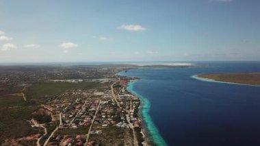 Villa plaj sahil Bonaire Adası Karayip Denizi havadan dron üstten görünüm 4k Uhd video 