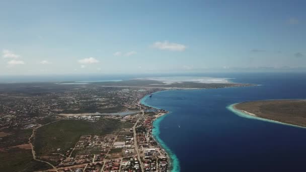 海ビーチ海岸ボネール島カリブ海空中ドローン平面図 Uhd ビデオ — ストック動画