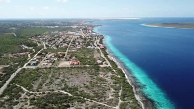 Villa plaj sahil Bonaire Adası Karayip Denizi havadan dron üstten görünüm 4k Uhd video 