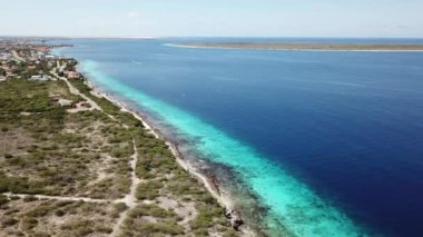 deniz plaj sahil Bonaire Adası Karayip Denizi havadan dron üstten görünüm 4k Uhd video 
