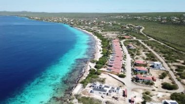 Villa plaj sahil Bonaire Adası Karayip Denizi havadan dron üstten görünüm 4k Uhd video 