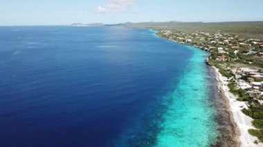 deniz plaj sahil Bonaire Adası Karayip Denizi havadan dron üstten görünüm 4k Uhd video 
