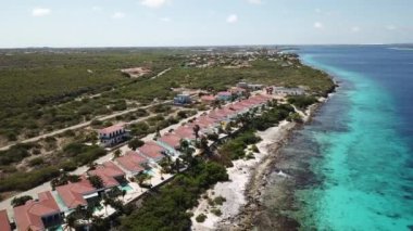 Villa plaj sahil Bonaire Adası Karayip Denizi havadan dron üstten görünüm 4k Uhd video 