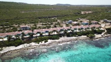 Villa plaj sahil Bonaire Adası Karayip Denizi havadan dron üstten görünüm 4k Uhd video 