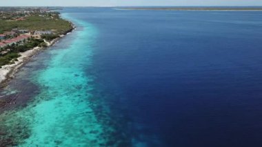deniz plaj sahil Bonaire Adası Karayip Denizi havadan dron üstten görünüm 4k Uhd video 