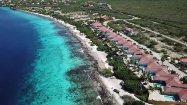 Villa plaj sahil Bonaire Adası Karayip Denizi havadan dron üstten görünüm 4k Uhd video 