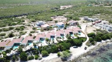 Villa plaj sahil Bonaire Adası Karayip Denizi havadan dron üstten görünüm 4k Uhd video 