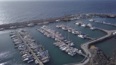 Tenerife Adası kanarya İspanya dron üstten görünüm 4k Uhd video limanının havadan görünümü